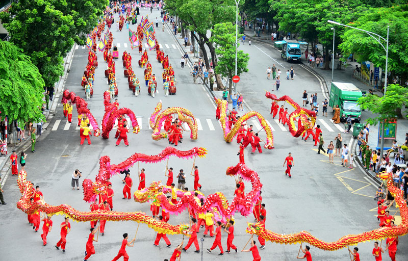 Việc tổ chức nhiều hoạt động văn hóa nghệ thuật tại không gian đi bộ khu vực hồ Hoàn Kiếm và phụ cận đã giúp Hà Nội thu hút được đông đảo du khách, góp phần quảng bá hình ảnh Thủ đô ngàn năm văn hiến tới bạn bè quốc tế. 